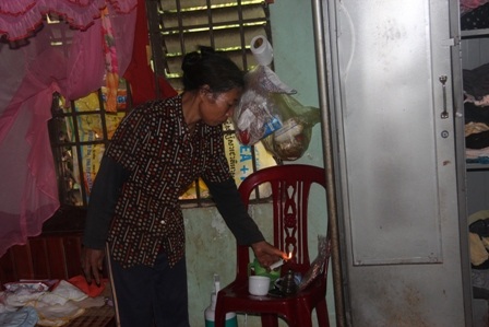 Căn phòng của người con gái mới sinh vài ngày phải thắp đèn dầu để sinh hoạt