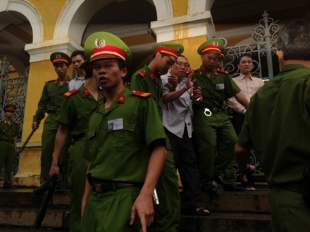 Bị cáo Đặng Văn Hai ngất xỉu khi ra khỏi tòa