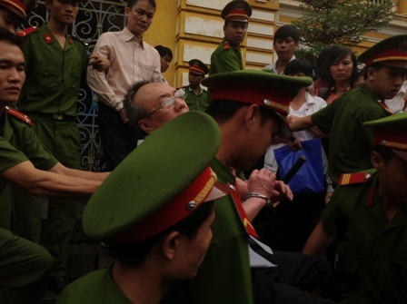 Bị cáo Đặng Văn Hai ngất xỉu khi ra khỏi tòa