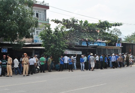 Cháy tiệm tạp hóa, 4 người trong một gia đình chết thảm - 2 Người dân bàng hoàng trước cái chết tức tưởi của gia đình ông Phòng