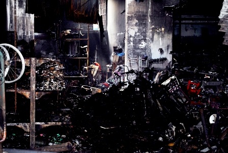 Cháy tiệm tạp hóa, 4 người trong một gia đình chết thảm - 1 Vụ hỏa hoạn khiến 4 người chết, hiện trường chỉ còn sắt vụn và tro tàn