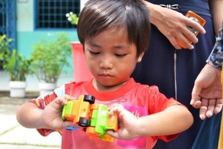 Bừng sáng nụ cười trên gương mặt cháu bé 3 tuổi bị bạo hành - 10 Săm soi cả máy chụp hình của phóng viên.