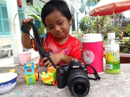 Bừng sáng nụ cười trên gương mặt cháu bé 3 tuổi bị bạo hành - 11 Săm soi cả máy chụp hình của phóng viên.