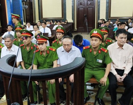 Các bị cáo hồi hộp trước giờ tuyên án