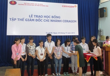 Trao học bổng khuyến học đến với sinh viên ở quê hương vùng lũ - 1 Các em sinh viên ở quê hương vùng bão lũ được nhận học bổng.