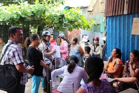 Cháu bé 3 tuổi bị bạo hành vẫn lang thang ăn xin? - 2 Người dân báo tin mẹ con Nở về nhưng công an không can thiệp?