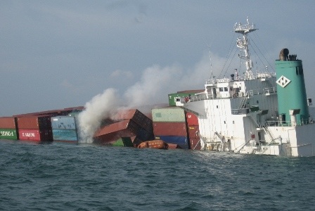Nhiều container bất ngờ bốc cháy trên biển