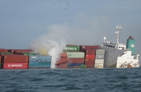 Vị trí container trên tàu Heung A Dragon bốc cháy