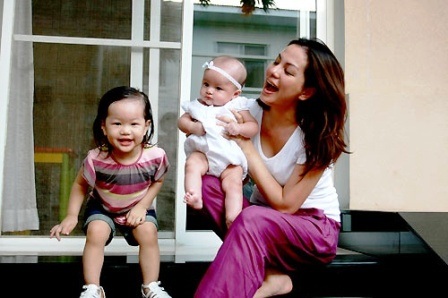 Mẹ siêu mẫu Ngọc Thúy đứng về phía con rể đòi tài sản sau ly hôn - 2 Siêu mẫu Ngọc Thúy và 2 con gái chung với ông An