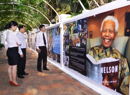 Nhiều người thương tiếc viếng cố Tổng thống Nelson Mandela - 2 Tham quan, tìm hiểu về cuộc đời, sự nghiệp của cựu Tổng thống Nelson Mandela