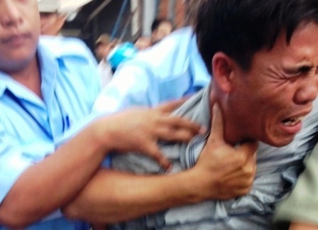 Dân phòng đánh người: Thực thi nhiệm vụ cương quyết nhưng phải nhân văn! - 1 Hình ảnh người bán hàng rong bị lực lượng chức năng bóp cổ khiến nghị trường nhức nhối