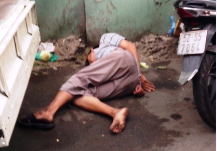 Bị dân phòng, trật tự phường đánh nhập viện vì "tội" bán hàng rong? - 2 Anh Tình bị còng tay dù đã nằm vật dưới đất