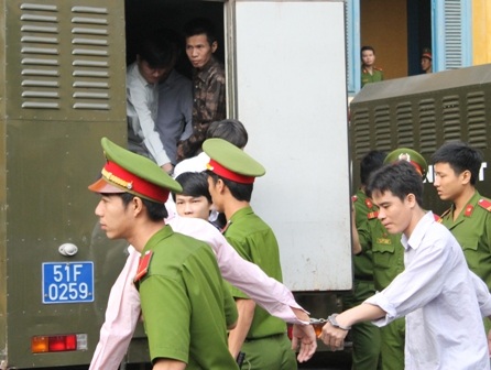 Áp giải các bị cáo vào phòng xử