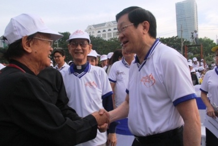 Chủ tịch nước “sánh bước yêu thương” cùng người khuyết tật - 3 Chủ tịch nước Trương Tấn Sang chúc mừng Linh mục Phan Khắc Từ, Giám đốc Quỹ vì trẻ em khuyết tật