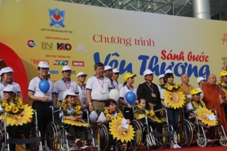 Chủ tịch nước “sánh bước yêu thương” cùng người khuyết tật - 2 Các em nhỏ tham gia chương trình trong vòng tay Chủ tịch nước