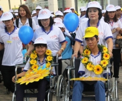 Chủ tịch nước “sánh bước yêu thương” cùng người khuyết tật - 5 Chủ tịch nước Trương Tấn Sang chúc mừng Linh mục Phan Khắc Từ, Giám đốc Quỹ vì trẻ em khuyết tật