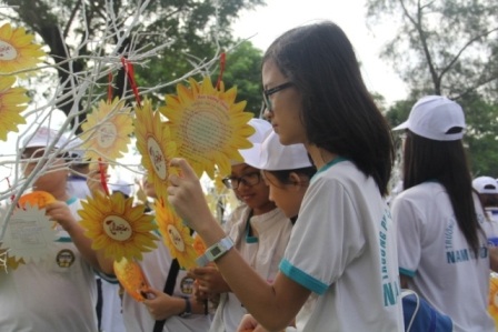 Chủ tịch nước “sánh bước yêu thương” cùng người khuyết tật - 7 |Các bạn học sinh và những lá thư tạo nên “Vườn hoa hướng thiện” ấm áp tình yêu thương.