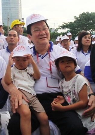 Chủ tịch nước “sánh bước yêu thương” cùng người khuyết tật - 1 Các em nhỏ tham gia chương trình trong vòng tay Chủ tịch nước