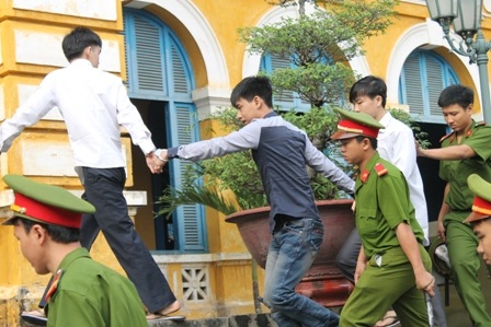 Xét xử vụ chặt tay, cướp xe SH: Nạn nhân vẫn còn ám ảnh - 2 Áp giải các bị cáo vào phòng xử