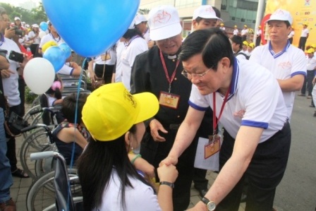 Chủ tịch nước “sánh bước yêu thương” cùng người khuyết tật - 4 Chủ tịch nước Trương Tấn Sang chúc mừng Linh mục Phan Khắc Từ, Giám đốc Quỹ vì trẻ em khuyết tật