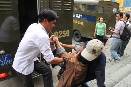 Người mẹ ngất xỉu khi nghe con bị tuyên án tử hình