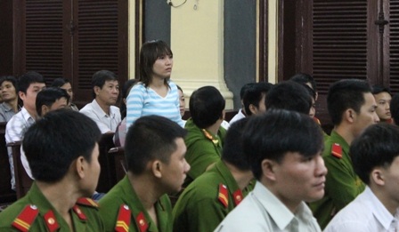 Xét xử vụ chặt tay, cướp xe SH: Nạn nhân vẫn còn ám ảnh - 4 Chị Nguyễn Thị Ngọc Thúy có mặt tại tòa sau 1 năm xảy ra vụ cướp kinh hoàng
