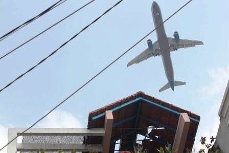 Tình trạng máy bay gây tốc mái nhà dân, TPHCM sẽ sắp xếp lại