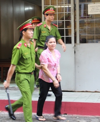 Ôsin trộm nữ trang chủ nhà để mua đất - 1 Ô sin trộm tài sản gia chủ tại tòa