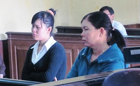 Bị cáo Trang (trái) và mẹ chồng tại tòa phúc thẩm