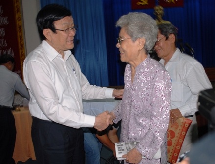 Tham nhũng: Đã cắt được bao nhiêu “ung nhọt”? - 1 Chủ tịch nước Trương Tấn Sang thăm hỏi bà con cử tri quận 4