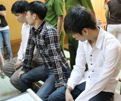 Tiểu bậy bị nhắc nhở, đánh chết người - 1 Ba thanh niên đánh chết người trước vành móng ngựa
