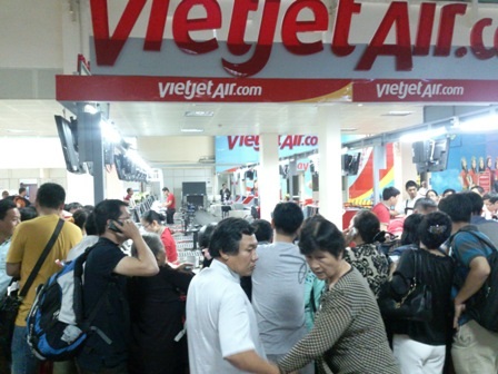 Hàng trăm hành khách bức xúc vì bị "bỏ rơi" ở sân bay - 1 Hàng trăm hành khách bức xúc vì bị bỏ rơi ở sân bay