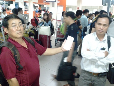 Hàng trăm hành khách bức xúc vì bị "bỏ rơi" ở sân bay - 2 Hàng trăm hành khách bức xúc vì bị bỏ rơi ở sân bay