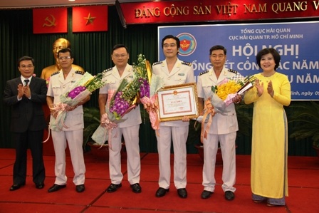 UBND TPHCM thưởng nóng cho Hải quan Tân Sơn Nhất - 1 Hải quan Tân Sơn Nhất nhận bằng khen của UBND TPHCM