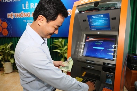 Những vị khách đầu tiên trải nghiệm các tính năng ưu việt của ATM thế hệ mới
