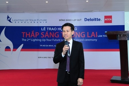 Trao 60 suất học bổng “Thắp sáng tương lai” đến SV ngành Tài chính, Kế toán - 1 Ông Trần Đình Nghi Hạ - Phó Tổng giám đốc Deloitte Việt Nam phát biểu tại lễ trao học bổng.