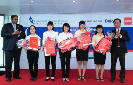 Trao 60 suất học bổng “Thắp sáng tương lai” đến SV ngành Tài chính, Kế toán - 3 Ông Reza Ali - Giám đốc khu vực các thị trường mới nổi, Châu Á, ACCA phát biểu.