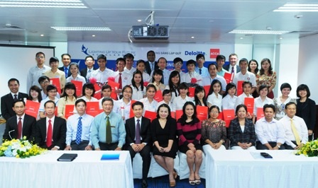 Trao 60 suất học bổng “Thắp sáng tương lai” đến SV ngành Tài chính, Kế toán - 4 Các em sinh viên và phụ huynh chụp ảnh lưu niệm cùng các đại biểu.