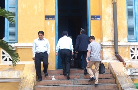 Ông Nguyễn Bá Thanh bất ngờ đến dự phiên tòa xử Huyền Như - 2 Ông Nguyễn Bá Thanh (áo tối màu) vào tòa theo cổng tòa Dân sự