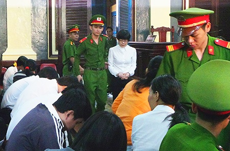 Vụ siêu lừa Huyền Như: “Bi kịch” nghề nghiệp của các bị cáo?! - 1 Các luật sư cho rằng thân chủ của họ quá tin Huyền Như nên mới phạm tội