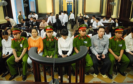 Sáng nay, tuyên án Huyền Như và các đồng phạm - 2 Huyền Như, chủ mưu của vụ án bình thản trước tòa