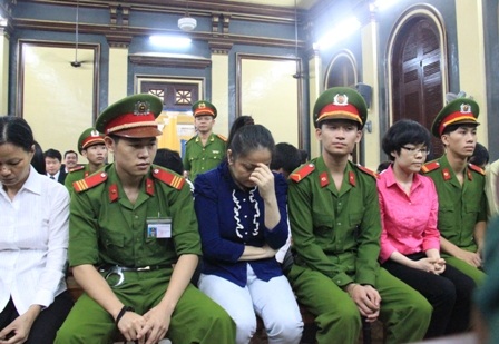 Tòa bác yêu cầu triệu tập bầu Kiên và ông Trần Xuân Giá - 2 Các bị cáo trước vành móng ngựa (Ảnh: Vũ Lê)