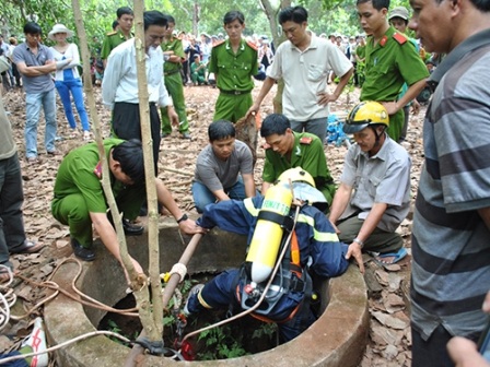 Chuyển vụ vợ Bí thư xã giết người sau Tết âm lịch mới xét xử - 2 Cơ quan chức năng khám nghiệm hiện trường khu vườn nhà bà Hường
