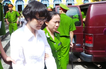 Huyền Như luôn mồm kêu "không biết, không nhớ" - 1 Huyền Như vẫn điệp khúc không nhớ, không biết, không trả lời trước các câu hỏi của luật sư
