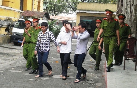 Xấu hổ che mặt trước ống kính