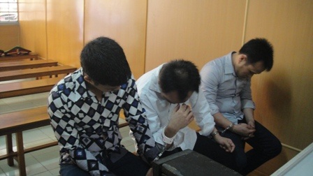 Ba kẻ rút ruột container tại tòa