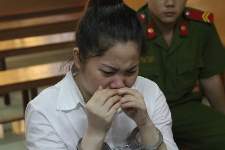 Chém chết người chồng phản bội, vợ lĩnh án 8 năm tù - 1 Bị cáo Thắm nức nở tại phiên tòa