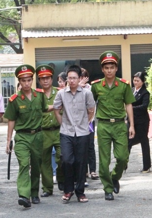 Tử hình cô gái đâm chết cha người tình đồng tính - 2 Cô gái đồng tính trả giá đắt cho mối tình của mình