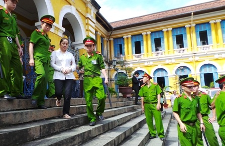 Huyền Như luôn mồm kêu "không biết, không nhớ" - 2 Huyền Như vẫn điệp khúc không nhớ, không biết, không trả lời trước các câu hỏi của luật sư