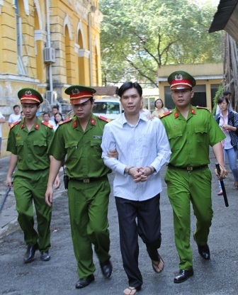 Chuyên viên ATM “rút ruột” ngân hàng gần 4 tỷ đồng - 2 Nguyên khai thụt két ATM để lấy tiền cá độ bóng đá